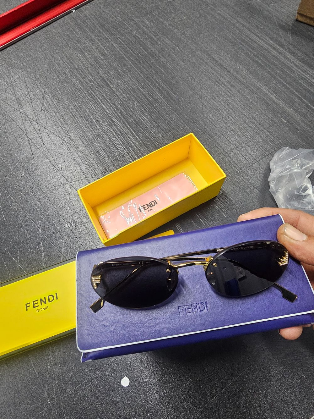 FENDI SUNGLASSES. חבילות דואר שלא נדרשו או הוחזרו . 
📄 
לוט ייחודי ומעורב, המורכב מחבילות 