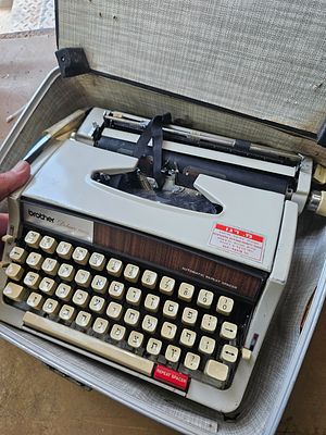 BROTHER typewriter . חבילות דואר שלא נדרשו או הוחזרו . 
📄 
לוט ייחודי ומעורב, המורכב מחבילות 