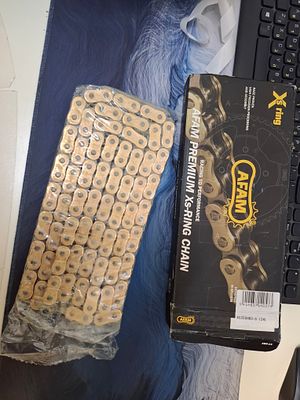 שרשרת לאופנוע. חבילות דואר שלא נדרשו או הוחזרו . 
📄 
לוט ייחודי ומעורב, המורכב מחבילות דואר 