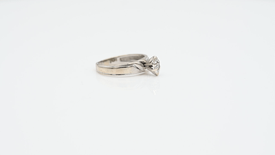 White Gold Ring 
טבעת זהב לבן 10 קארט, משקל התכשיט 2 גרם, בשיבוץ 1 יהלומים, ששוקלים 