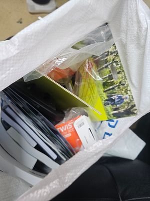 חבילות דואר שלא נדרשו או הוחזרו . 
📄 
לוט ייחודי ומעורב, המורכב מחבילות דואר שלא 