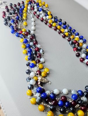 Lot of vintage necklaces . לוט ייחודי ומעורב, המורכב מחבילות דואר שלא נדרשו או הוחזרו, עודפי 