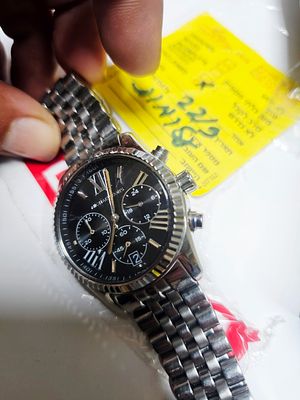 Michael kors Watch. לוט ייחודי ומעורב, המורכב מחבילות דואר שלא נדרשו או הוחזרו, עודפי מלאי 