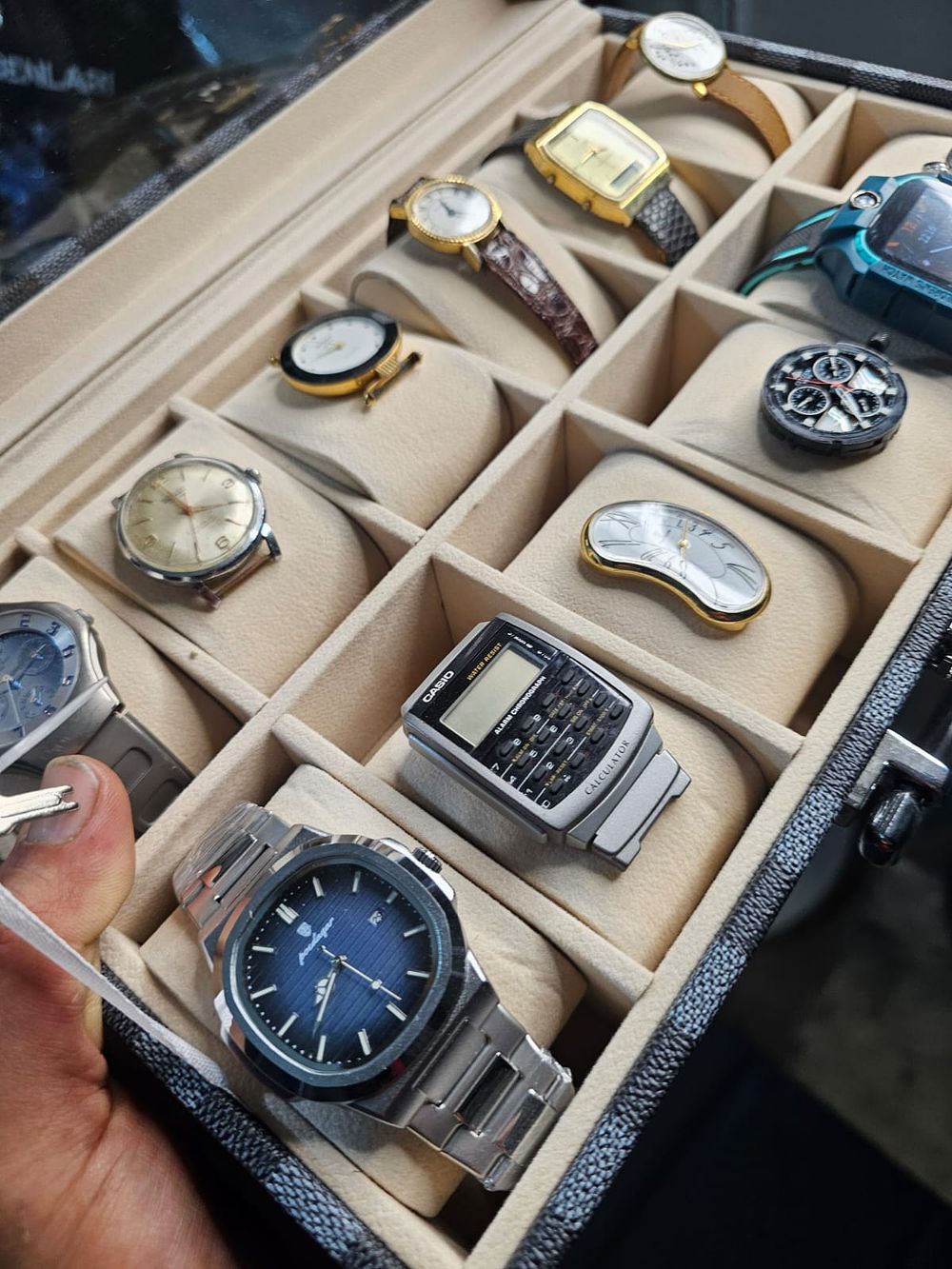 WATCHS +CASE. לוט ייחודי ומעורב, המורכב מחבילות דואר שלא נדרשו או הוחזרו, עודפי מלאי ופריטים 