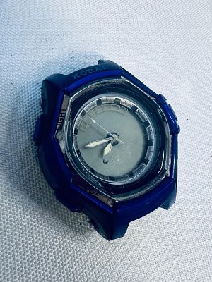 שעון וינטג. לוט ייחודי ומעורב, המורכב מחבילות דואר שלא נדרשו או הוחזרו, עודפי מלאי ופריטים 