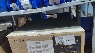 המוצר המופיע בתמונה הוא ווסת תדר (Inverter) של חברת Mitsubishi Electric מדגם FR-A840-01160-2-60.