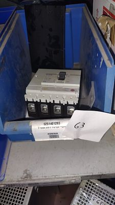מפסק אוטומטי מסדרת Eaton (Moeller) NZM1 עם מחברים תואמים.
