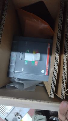 מפסק זרם מסוג ABB SACE Tmax בעל זרם נקוב של 630A משתנה בהתאם לדגם המדויק (כמו T5 או T6) ולמצבו 