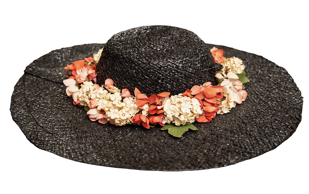 "לראשה עטרת פז" כובעה של אמה של מלכות, הרבנית חנה שניאורסון אמו של הרבי. כובע רחב שוליים אופנתי 