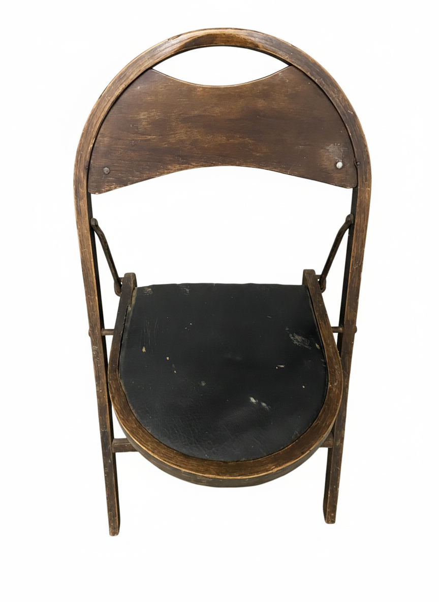 הַיּוֹשֶׁ֣בֶת בַּגַּנִּ֗ים
כסא מתקפל של הרבנית נחמה דינה ע"ה-. הכסא שימש את הרבנית עת שאפה 