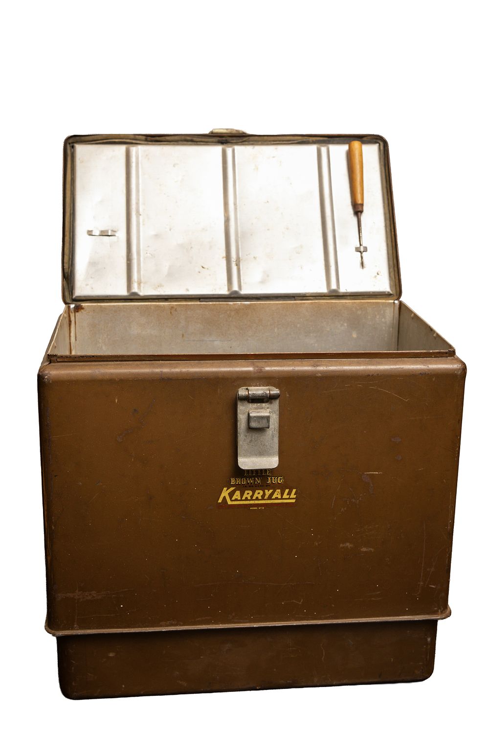 צידנית אותה העניקה במתנה הרבנית חיה מושקא לאחיינה שלום בער גורארי' וזוגתו מינה. צידנית מתכת 