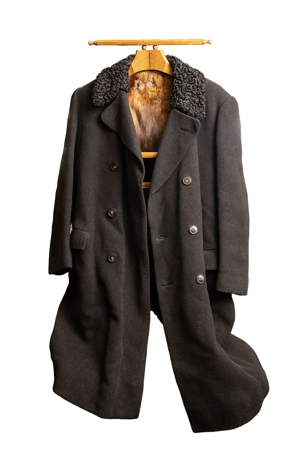 מזכרת מטלטלת: מעיל פרווה של רבי מנחם מענדל הורנשטיין הי"ד. הוּא יִפְקֹד בְּרַחֲמִים הַחֲסִידִים 