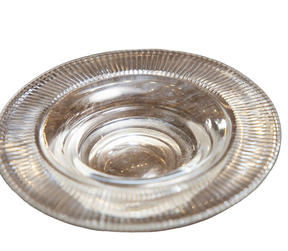 "וְקָרָאתָ לַשַּׁבָּת עֹנֶג" צלוחית לחריין לדגים משולחנם הטהור של אדמו"ר הריי"צ והרבנית- מצורף 