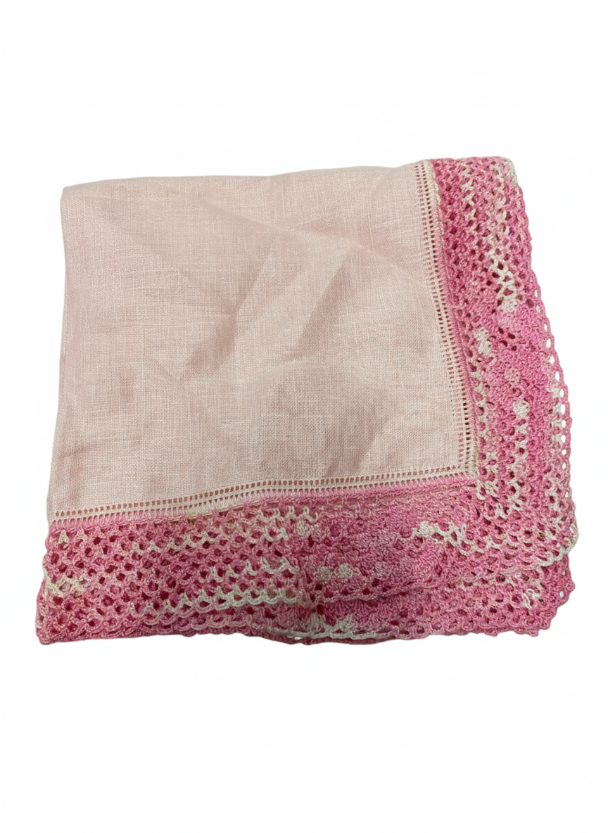 מטפחת אישית של כ"ק הרש"ב. מטפחת זו הייתה בשימוש הרש"ב. ניתן להתרשם כי מדובר במטפחת מוקפדת, כפי 