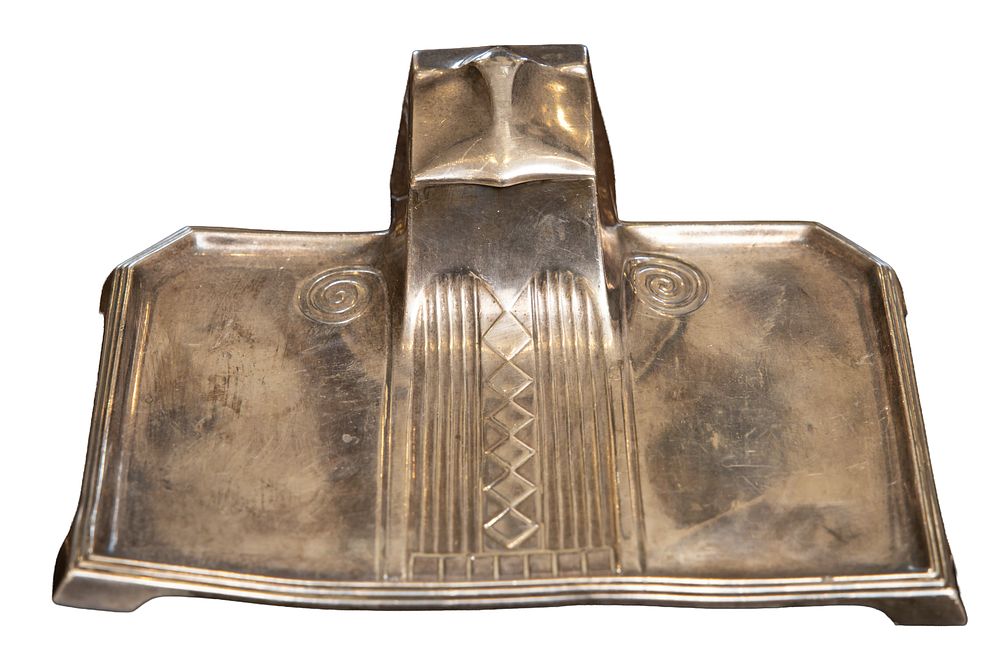 "עֵט בַּרְזֶל בְּצִפֹּרֶן שָׁמִיר" קסת דיו מצופה כסף ששימשה את הרבנית שטערנא שרה (רעיית הרש"ב). ק 