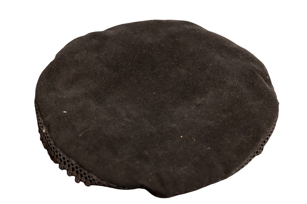 כֶּתֶר מַלְכוּת בְּרֹאשָׁהּ. הכובע של הרבנית שטערנא שרה שניאורסון אשת הרבי הרש"ב. ​כובע בצבע 