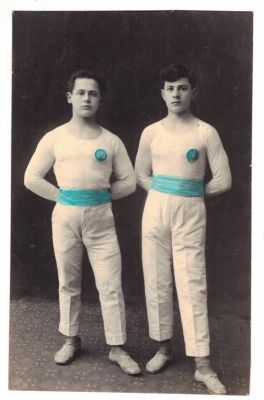 מכבי פוניבז' – תצלום מקורי של שני מתעמלים, עם הקדשה בכתב יד. תצלום מפתיע ונדיר מאוד. בגבו הקדשה 
