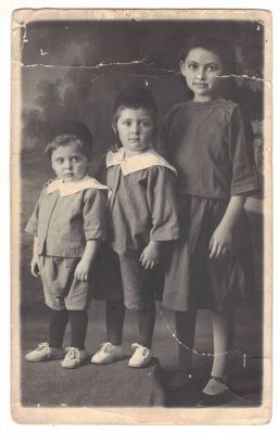 צדוק בסן - תצלום מקורי, עם חותמתו – ירושלים, התקופה העות'מאנית?. בתצלום נראים שלושה נערים בני 