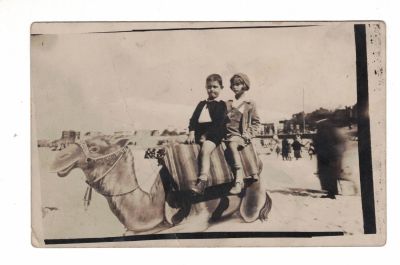 תצלום יפהפה של ילדים רוכבים על גמל – תל אביב 1930. מצב טוב. כתמים.