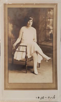 18 תצלומים גדולים, חלקם ממוסגרים, של יהודים בארץ, תקופת המנדט. חלקם חתומים, חלקם ממוסגרים. כמה 