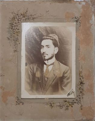 תצלום, עם הקדשת המצולם, מצלמניה בצפת – שנות השלושים?. בפינה חותמת הצלמניה. 
גודל התצלום: 16 ס"מ. 