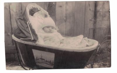 תצלום תינוק בעגלה, אליעזר משה בר יצחק זלאטניק, מהעיירה קלעשטשעל - 1923. מצב: טוב.