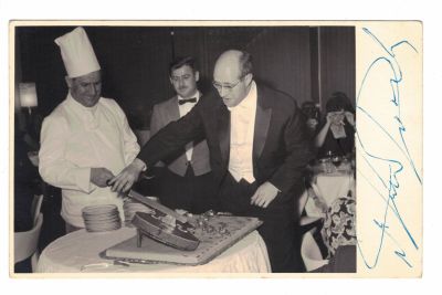 תצלום חתום של נגן הצ'לו הרוסי הידוע רוסטרופוביץ' - שנות ה-70. חתימה של הצ'לן, וכן חותמת הפוטו 