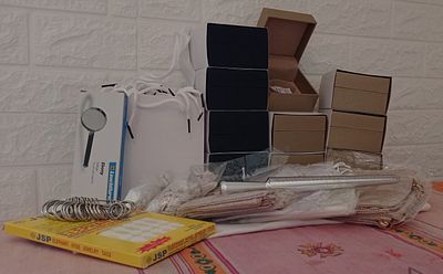 מגוון מארזי תכשיטים הכולל שקיות מהודרות, מודד טבעות, לופה מקצועית, תגיות מחיר, קופסאות צמידים 