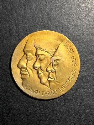 מדליה ברונזה מוזהבת לא עוד מלחמה . הסכם שלום ישראל מצרים . בגין סאדת קרטר
bronze medal israel 