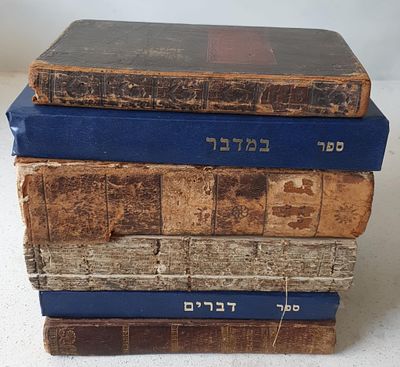 לוט חמשה חומשי תורה משנות הת"ק דפוסים חשובים ונדירים
1)	 חומש דברים, תקון סופרים, אמשטרדם תקנ"ז 