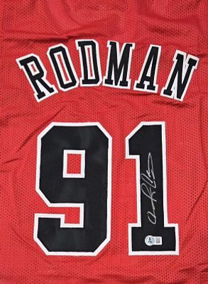 חולצה חתומה של דניס רודמן במדי שיקגו בולס. משחקי בית. החתימה מאומתת על ידי חברת Beckett מהטובות 