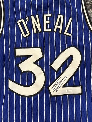 חולצה חתומה של שקאיל אוניל במדי אורלנדו מגי׳ק . שם שיחק את עונת הרוקי שלו. משחקי בית. מאומתת על 