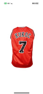 חולצה חתומה של טוני קוקוץ׳ במדי שיקגו בולס. משחקי בית. שיחק ביחד עם מייקל ג׳ורדן והיה אחד 