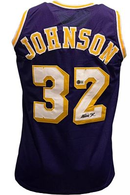 חולצה חתומה של מג׳יק ג׳ונסון במדי לוס אנגלס לייקרס עם אימות חתימה של Beckett. משחקי חוץ. מג׳יק 
