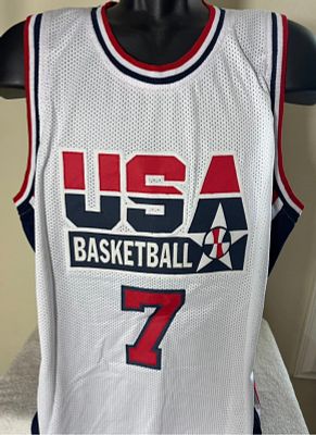 חולצה חדשה מיוחדת ונדירה מאוד חתומה של לארי בירד מאומתת על ידי Beckett. החולצה במדי נבחרת 