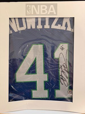 חולצה חתומה של דריק נוביצקי בקבוצת דאלאס בה שיחק כל קריירת ה NBA. עם אימות חתימה של באקט. חולצה 