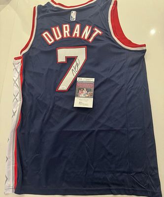 חולצה חתומה של קווין דורנט במדי ברוקלין נטס. זכה בתי אליפויות NBA ואין ספור תארים. אימות חתימה 