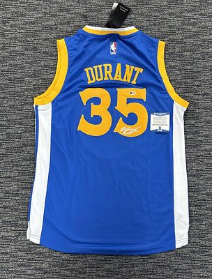 חולצה חתומה של קויין דורנט במדי גולדן סטייט מבוקשת ביותר .איתה זכה באליפויות ה NBA. חולצה 