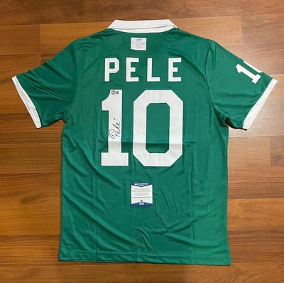 חולצה חתומה ונדירה ביותר של השחקן האגדי פלא .מדובר בחולצה של קבוצת New York Cosmos, אחת הקבוצות 