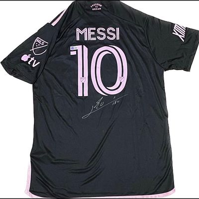 חולצה חתומה ויוקרתית של ליונל מסי בקבוצת אינטר מיאמי. שנת 2023-2024. חולצת משחקי חוץ רשמית. של 