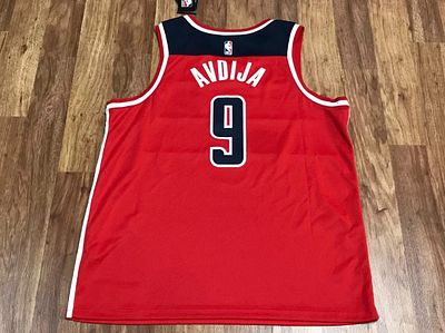 חולצה מיוחדת וקשה להשגה של דני אבדיה במידי קבוצת פורטלנד בלייזרס ( לא חתומה). חולצה של נייק 