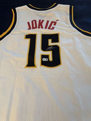 חולצה חתומה של ניקולה יוקיץ׳ עם אימות חתימה של Beckett .במדי קבוצת דנבר נגטס .נחשב לאחד השחקנים 