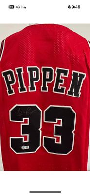חולצה חתומה של סקוטי פיפן שזכה ביחד עם מייקל ג׳ורדן ב 6 אליפויות NBA ותארים רבים. במדי שיקגו 