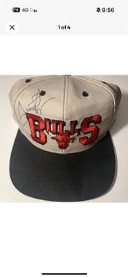 כובע נדיר ביותר של שיקגו בולס משנות ה 90׳ חתום על ידי סקוטי פיפן שזכה ביחד עם מייקל ג׳ורדן ב 6 