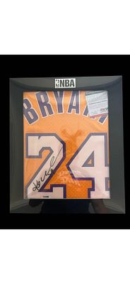 חולצה חתומה של קובי בראיינט במדי לוס אנג׳לס לייקרס חדשה עם אימות חתימה של PSA