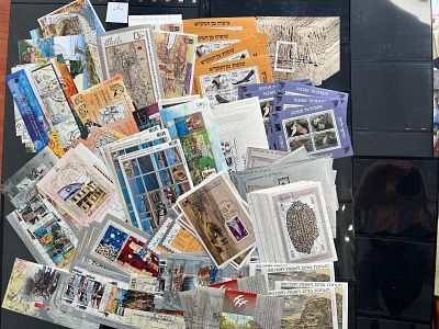 קובץ של גליונות מזכרת חתומים