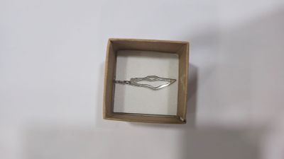 שרשרת כסף חדשה, עדינה ויפה.
הגיעה מחנות תכשיטים שנסגרה, לא הייתה בשימוש מעולם.
חתומה בסוגר 925. 