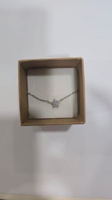 שרשרת כסף חדשה, עדינה ויפה.
הגיעה מחנות תכשיטים שנסגרה, לא הייתה בשימוש מעולם.
חתומה בסוגר 925. 