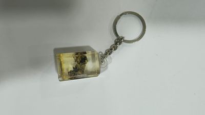 מחזיק מפתחות עם פרח של גרס אמיתי