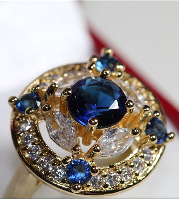 טבעת זהב גולדפילד צהוב בעבודה מיוחדת עם אבני ספיר כחול ים